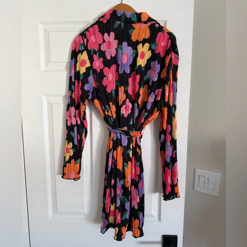 Peppermayo Soho Chic Shirt Dress in Noir Bloom Long Sleeve Collared Crinkle 8 - Picture 3 of 4